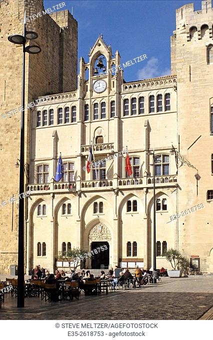 Lunchtime in the Historic heart of the city of Narbonne, France in front of the Hotel de Ville. The facade was constructed between 1846-1852 in the Troubador...