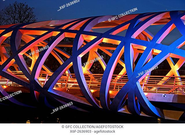 Light effects at the tube-shaped spatial structure of the Hans-Wilsdorf-bridge, Geneva, Switzerland