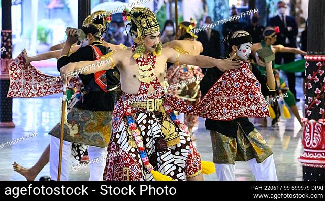 17 June 2022, Indonesia, Yogyakarta: Federal President Steinmeier and the Sultan of Yogyakarta perform a traditional dance (lawung) at the Sultan's palace...