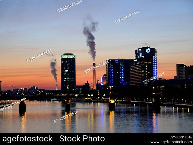 Frankfurt, abends, abend, hochhaus, main, hochhäuser, city, abendstimmung, stadt, heizkraftwerk, schornstein, schornsteine, rauch, großstadt, skyline