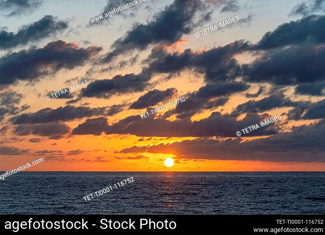 Estados Unidos, Florida, Boca Raton, amanecer sobre el mar