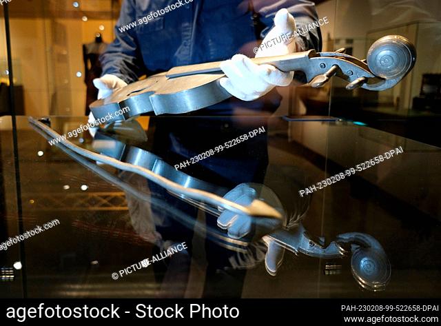 08 February 2023, Saxony, Zwickau: A 19th century tin fiddle in the Museum of Urban and Cultural History in the new building near the priests' houses in the...