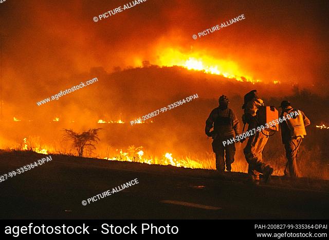 dpatop - 23 August 2020, Argentina, Cordoba: A unit of the fire brigade fights against the flames. Over 175, 000 hectares are ablaze in flames nationwide