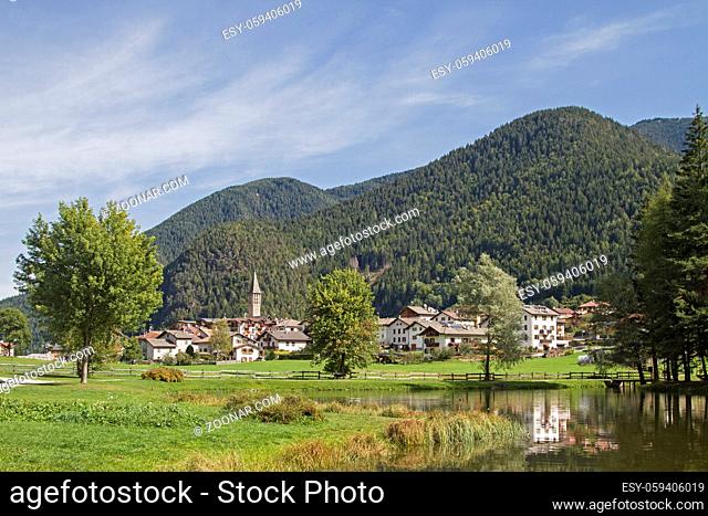 Der idyllische kleine Busesee vor dem Dorf Brusago auf der Pinehochebene im Trentino