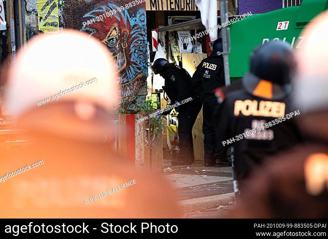 09 October 2020, Berlin: During the eviction of the housing project ""Liebig34"", police officers are standing in front of house number 34 in Liebigstraße and...