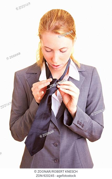 Blonde Geschäftsfrau bindet sich einen Krawattenknoten