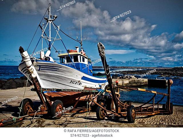Hombre faenando en puerto pesquero en la Isla de Lanzarato, Islas Canarias, España