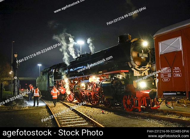 16 December 2023, Bavaria, Neuenmarkt: A restored and operational steam locomotive 01 1104 moves into the German Steam Locomotive Museum in Neuenmarkt for its...