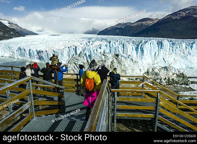 turistas en las pasarelas, glaciar Perito Moreno , Parque Nacional Los Glaciares, departamento Lago Argentino, provincia de Santa Cruz, republica Argentina