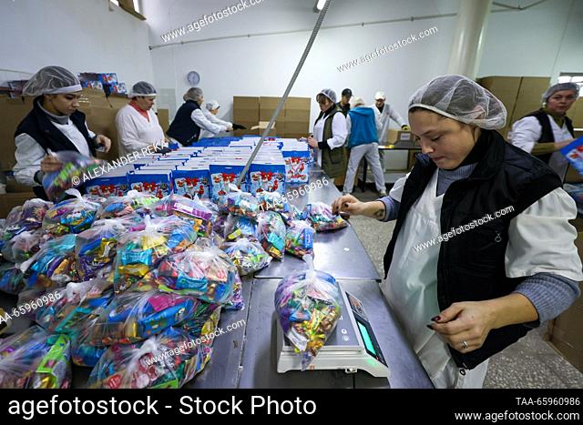 RUSSIA, LUGANSK - DECEMBER 21, 2023: Employees pack New Year goodie bags at the Lakond confectionery factory. Alexander Reka/TASS