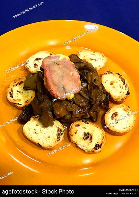 Mushrooms with goose liver and toasts