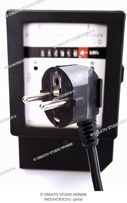 Electricity meter and plug connector