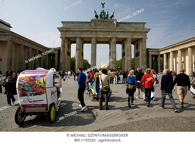 Brandenburg Gate from the west, Strasse des 17. Juni street and Platz des 18. Maerz square, Berlin, Germany, Europe