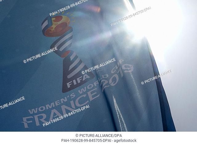 28 June 2019, France (France), Pont-Pean: Football, women: World Cup, national team, Germany, final press conference: the sun is shining behind a FIFA flag
