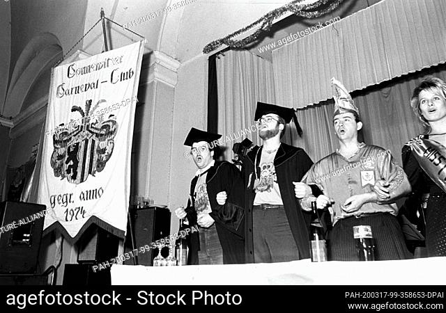 15 February 1989, Saxony, Leipzig: Fahne Connewitzer Carneval Club - Leipzig carnival and carnival clubs meet in February 1989 in the Leipzig restaurant...