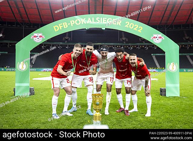 22 May 2022, Berlin: Soccer: DFB Cup, SC Freiburg - RB Leipzig, Final, Olympiastadion. Leipzig's Dani Olmo (l-r), Leipzig's Josko Gvardiol