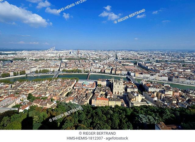France, Rhone, Lyon, historical site listed as World Heritage by UNESCO, Vieux Lyon (Old Town), Saint Jean Cathedral (Saint John's Cathedral) and the place...