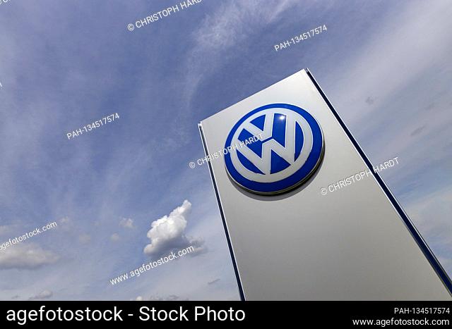 The logo of the Volkswagen Group is displayed in front of a car dealership - taken from the public space. Rheda-Wiedenbruck, August 2nd, 2020 | usage worldwide