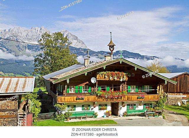 Bergbauernhof in Tirol vor dem Panorama des Wilden Kaisers