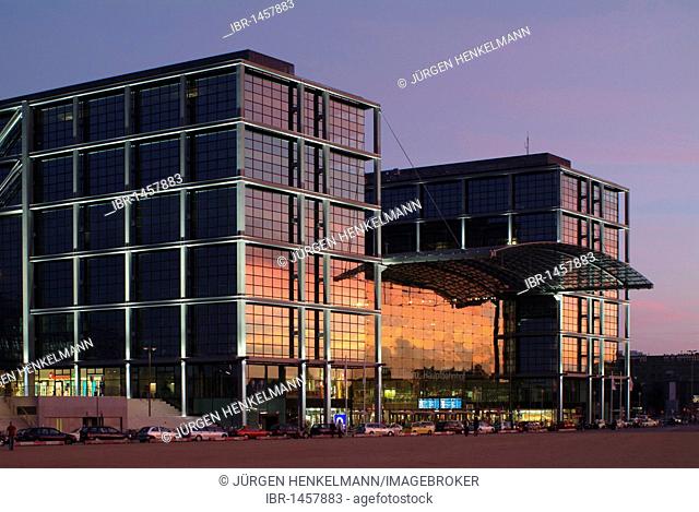 Berlin central station in the evening, by architects Gerkan, Marg and Partner, northern entrance and Europaplatz square, Tiergarten district, Berlin, Germany