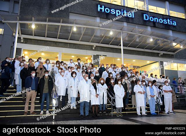 Chief medical officers at the Donostia hospital concentrated at the San Sebastián entrance 09-12-2022