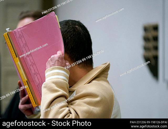 06 December 2023, Hamburg: The defendant stands in the courtroom in the criminal justice building at the start of the trial for manslaughter