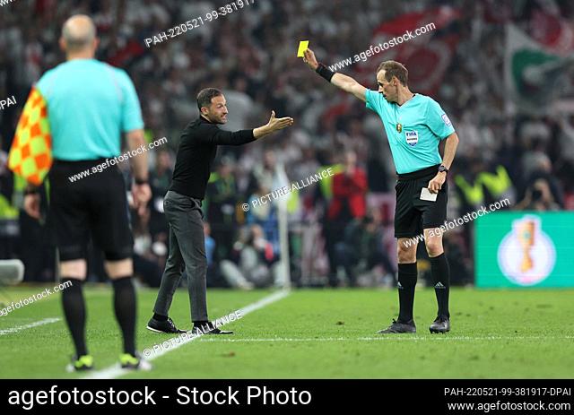 21 May 2022, Berlin: Soccer: DFB Cup, SC Freiburg - RB Leipzig, final, at the Olympiastadion, referee Sascha Stegemann shows Leipzig coach Domenico Tedesco the...