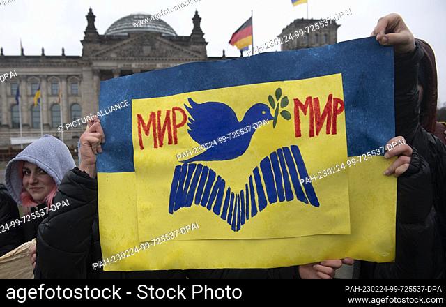 24 February 2023, Berlin: Students from Berlin take part in a demonstration in front of the Reichstag against the Russian war of aggression in Ukraine on the...