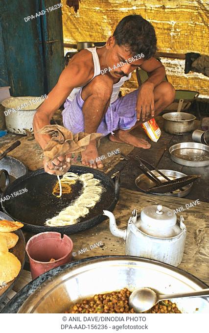 Man making jalebi sweet ; Kushi Nagar ; Uttar Pradesh ; India NO MR