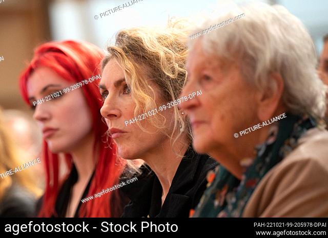 20 October 2022, Hesse, Frankfurt/Main: Jessica Durlacher (m), writer, sits between her daughter Solomonica de Winter (l), writer, and Ingrid Noll, writer