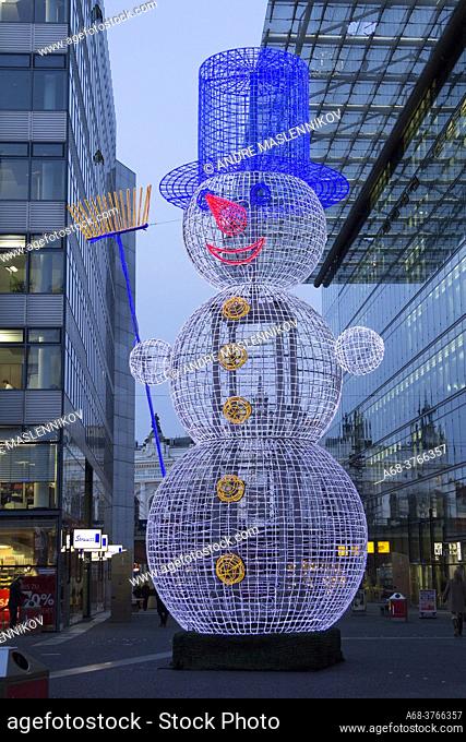 Snowman at Sony Center and Ptsdamer Platz, in Berlin