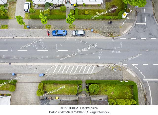 26 April 2019, North Rhine-Westphalia, Moers: White markings by the police on the road show the course of an accident after a suspected car race (aerial...