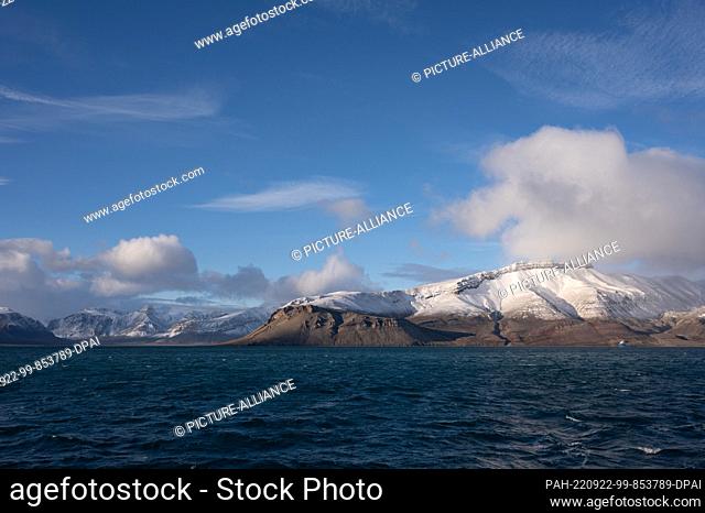 10 September 2022, Norway, Pyramiden: Mountains covered with snow surround the Isfjord. Photo: Sebastian Kahnert/dpa. - Pyramiden/Svalbard/Norway