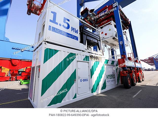 22 August 2018, Germany, Hamburg: A container transport vehicle (van carrier) places a tank with LNG (Liquid Natural Gas) in an LNG Powerpac at a media event at...