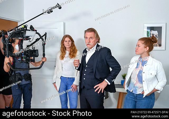 15 July 2021, Berlin: Cult lawyer Ingo Lenßen (center), actress Celine Semeredi (3rd from left) and Jessica Mechergui on set during filming of the Sat