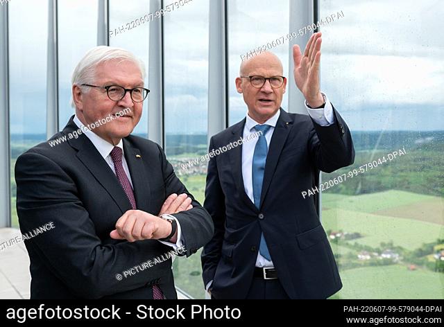 07 June 2022, Baden-Wuerttemberg, Rottweil: German President Frank-Walter Steinmeier (l) next to Ralf Broß (independent), Mayor of Rottweil