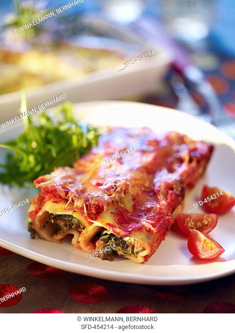 Cannelloni with tomatoes and rocket
