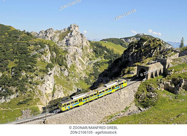 Bergwärts fahrender Zug der Wendelstein-Zahnradbahn vor der Einfahrt in den Gipfel-Tunnel. Blick auf Kesselwand und Wildalpjoch hinten rechts, Bayerische Alpen