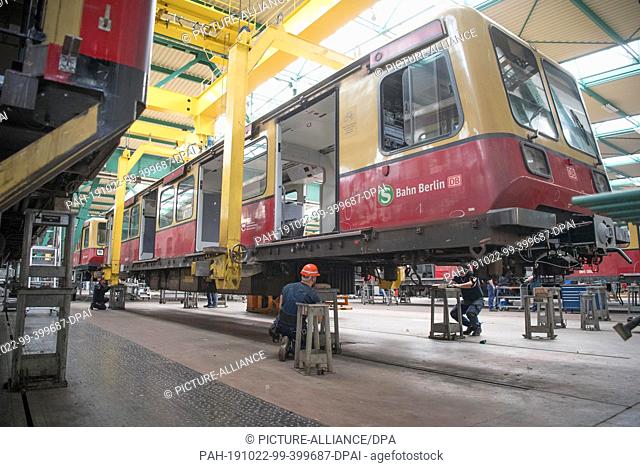 22 October 2019, Berlin: S-Bahn trains will be retreaded at the Schöneweide plant. In the guise of the 483/484 series, 309 vehicles of the 481 series (built...