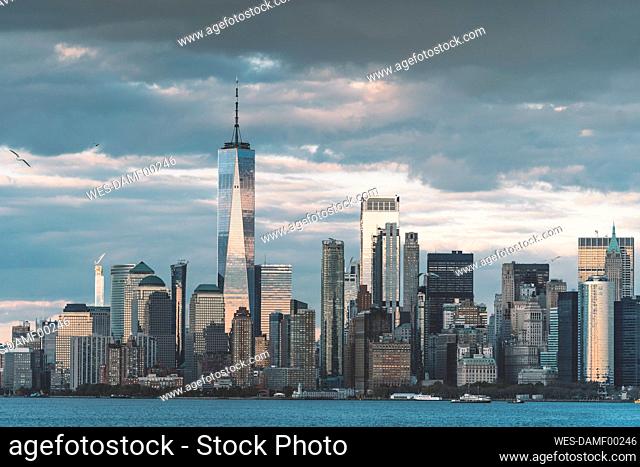 USA, New York, ¶ÿManhattan skyline with One World Trade Center