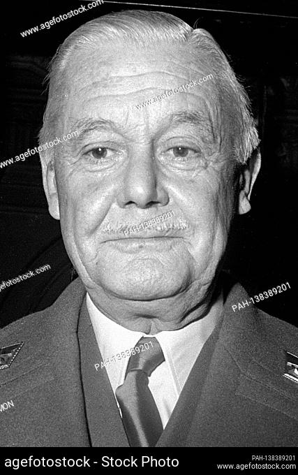 Fernando de Santiago y DÃaz de MendÃvil (born July 23, 1910 in Madrid; died November 6, 1994 there) was a Spanish military and politician