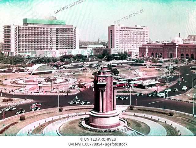 Der Midan el-Tahrir (Platz der Freiheit) zum Nil hin gesehen. Im Hintergrund rechts das Ägyptische Museum, mittig das Hauptgebäude der Arabischen Liga