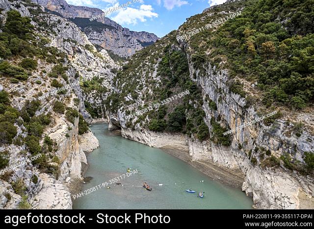 11 August 2022, France, Aiguines: Canoes enter the Verdon Gorge at the Lac de Sainte-Croix reservoir during low water despite the closure