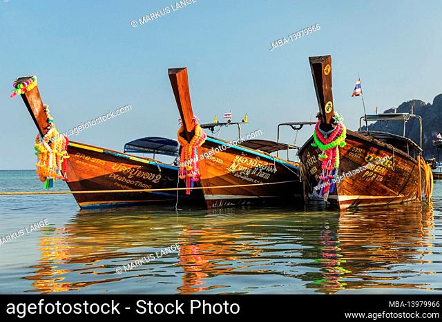 Longtail boats on Ton Sai Beach, Ko Phi Phi Don, Krabi, Thailand, Andaman Sea, Indian Ocean, Asia