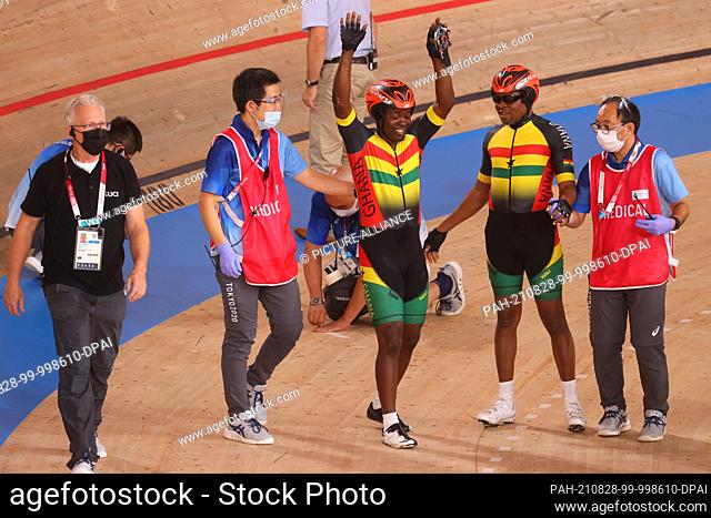 28 August 2021, Japan, Izu: Paralympics: Track cycling, 1000m time trial, men, B - visually impaired, at Izu Velodrome. Frederick Assor from Ghana and his pilot...