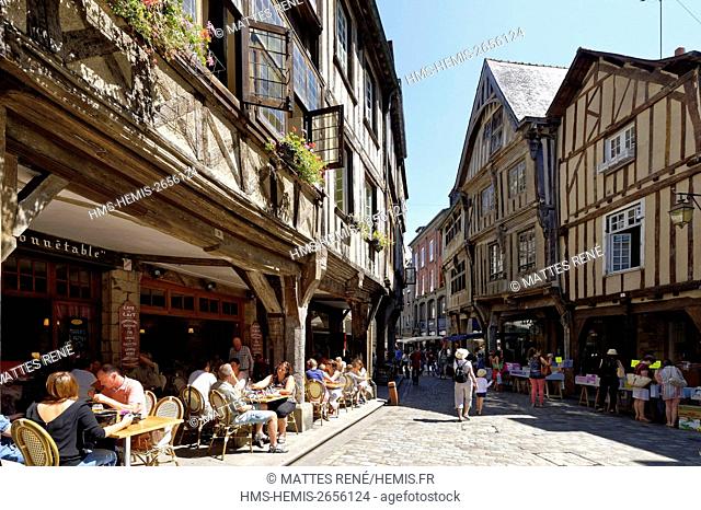 France, Cotes d'Armor, Dinan, the old town, timbered houses, Merciers square