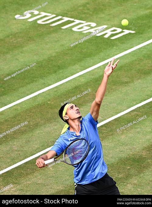 09 June 2022, Baden-Wuerttemberg, Stuttgart: Tennis: ATP Tour - Stuttgart, Singles, Men, Round of 16: Sonego (Italy) - Struff (Germany): Lorenzo Sonego in...