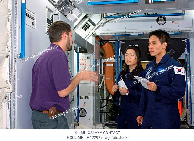 San Ko (right) and So-yeon Yi (center), South Korean prime and backup spaceflight participants, respectively, participate in a space station hardware training...