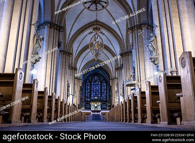08 December 2023, North Rhine-Westphalia, Paderborn: An interior view of Paderborn Cathedral. The new Archbishop of Paderborn will be announced before Christmas