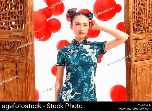 Standing in front of the Chinese style is not a happy woman
